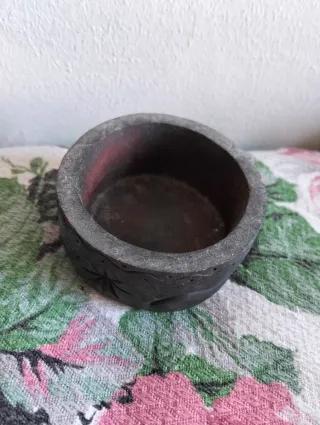 Piccoli contenitori in resina con intagli