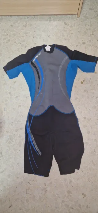 Traje de neopreno corto azul y negro