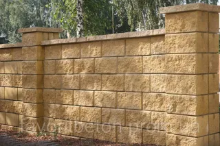 Muros de bloques de hormigón. Vallados metálicos.