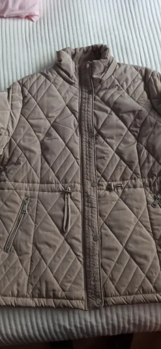 Chaquetón acolchado beige señora