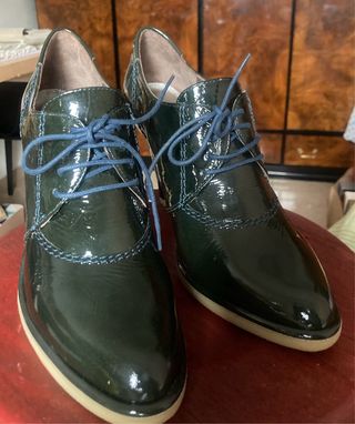 Zapatos Unisa charol verde tacón