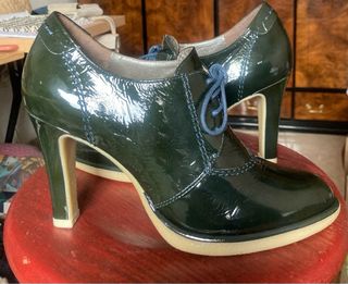 Zapatos Unisa charol verde tacón