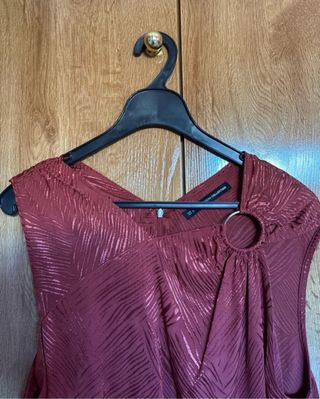 Camisa burdeos con detalle de anilla