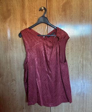 Camisa burdeos con detalle de anilla