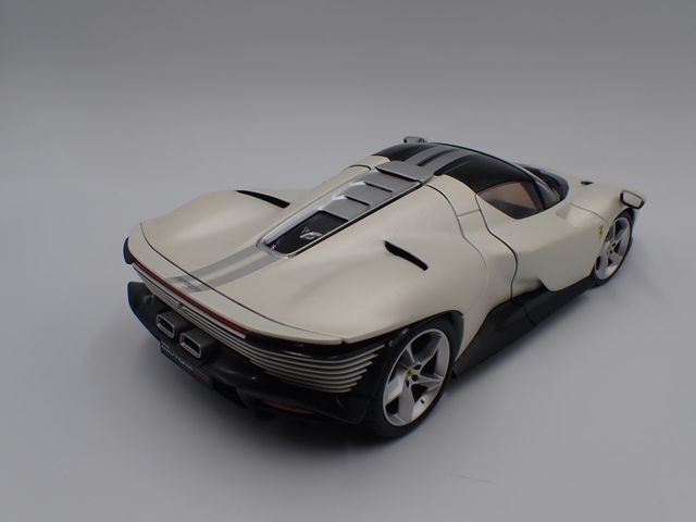 1/18 Ferrari Daytona SP3 de 2022 Blanco - BBurago