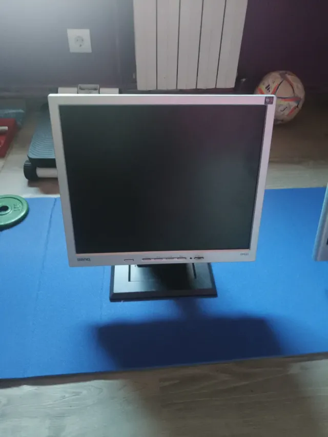 Monitor BenQ 19 pollici con LED argentati