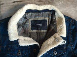 Giubbotto jeans imbottito, con inseriti in pelo.