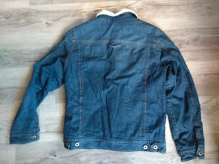 Giubbotto jeans imbottito, con inseriti in pelo.