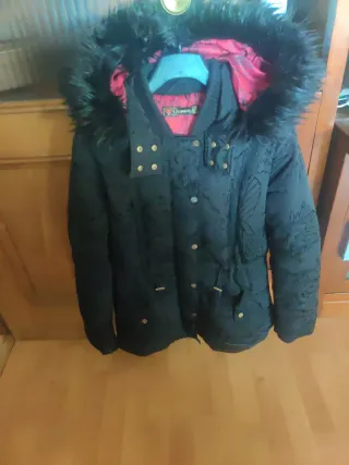Chaquetón negro con capucha y pelo