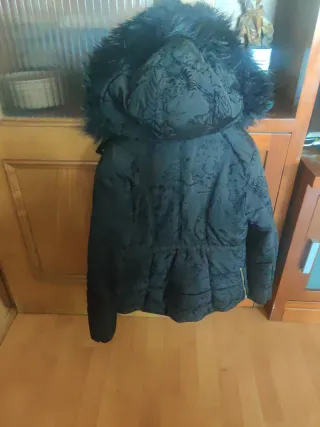 Chaquetón negro con capucha y pelo