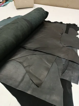 Lote trozos cuero negro
