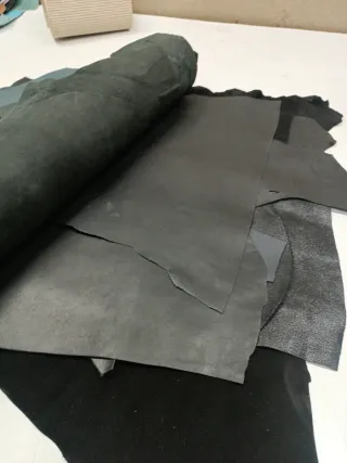 Lote trozos cuero negro