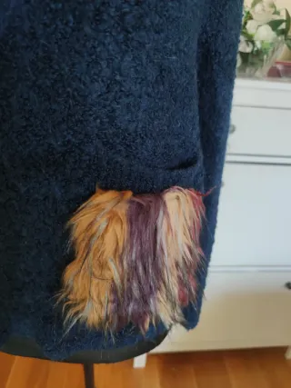 Jersey Zara azul con bolsillos de pelo artificial