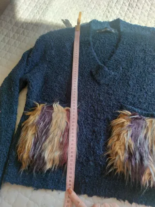 Jersey Zara azul con bolsillos de pelo artificial