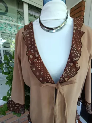 Chaqueta/torera beige con estampado marrón