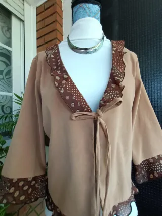 Chaqueta/torera beige con estampado marrón