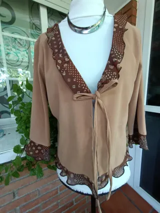 Chaqueta/torera beige con estampado marrón