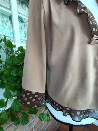 Chaqueta/torera beige con estampado marrón