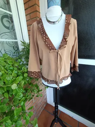 Chaqueta/torera beige con estampado marrón