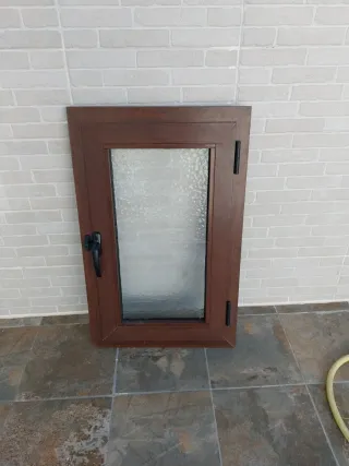 Ventana abatible nogal 50x82