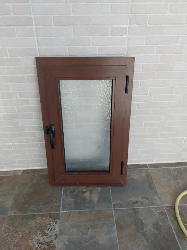 Ventana abatible nogal 50x82