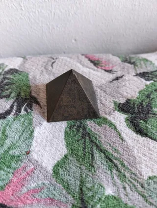 Piccole piramidi decorative