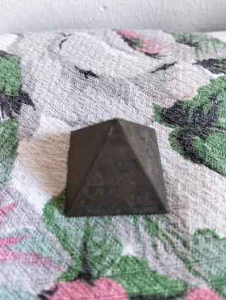 Piccole piramidi decorative