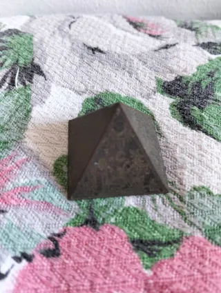 Piccole piramidi decorative