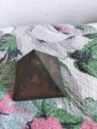 Piccole piramidi decorative