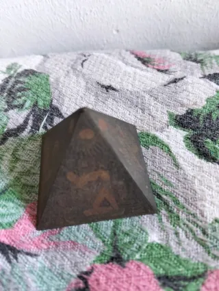 Piccole piramidi decorative