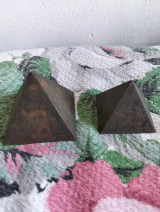 Piccole piramidi decorative