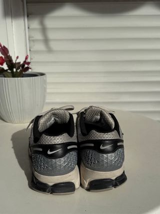 Nike Zoom Vomero 5 Gris/Blanco