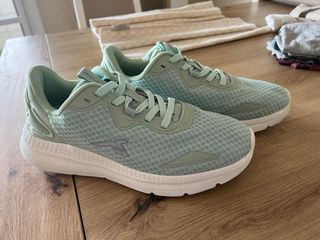 Zapatillas deportivas verdes y blancas