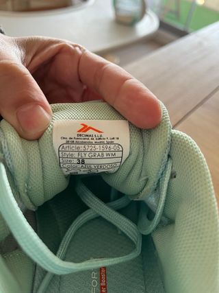 Zapatillas deportivas verdes y blancas