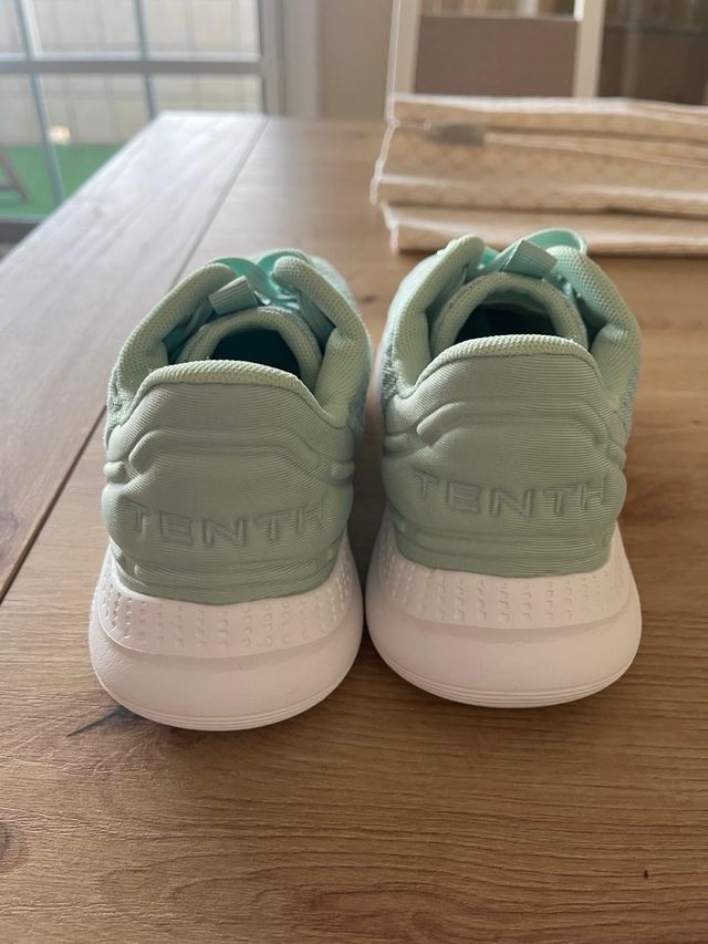 Zapatillas deportivas verdes y blancas