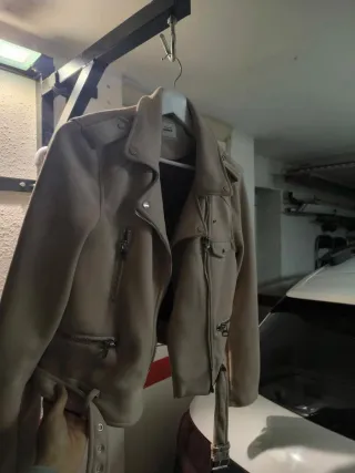 Chaqueta ante rosa pastel estilo cuero