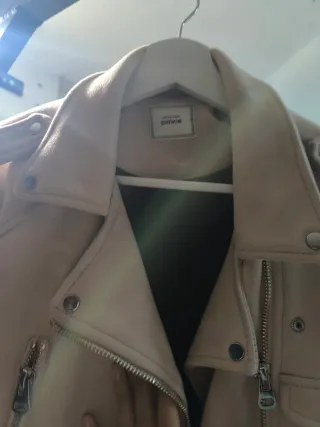 Chaqueta ante rosa pastel estilo cuero