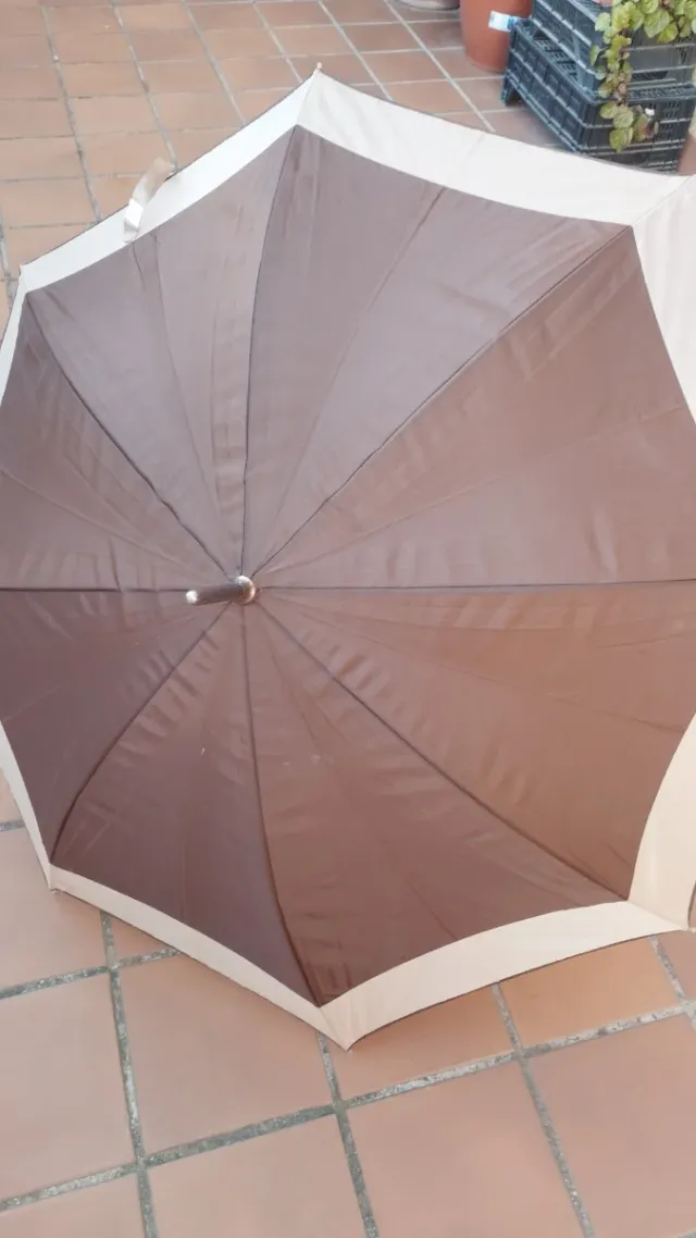 Paraguas grande beige y marrón