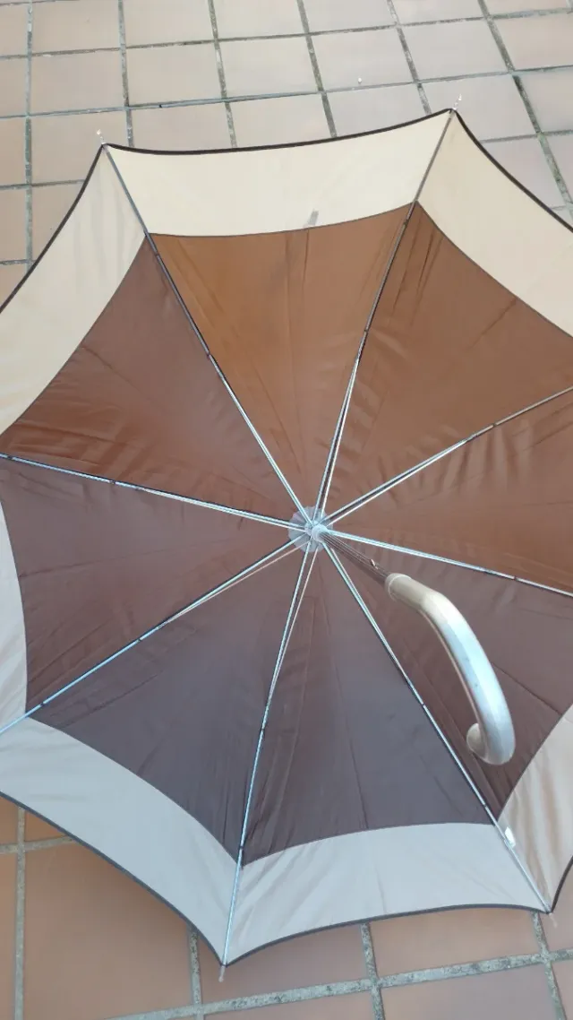 Paraguas grande beige y marrón