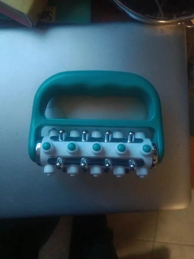 Massaggiatore anticellulite argento e verde acqua