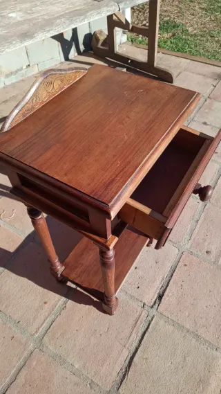 Mesita de noche rústica de madera