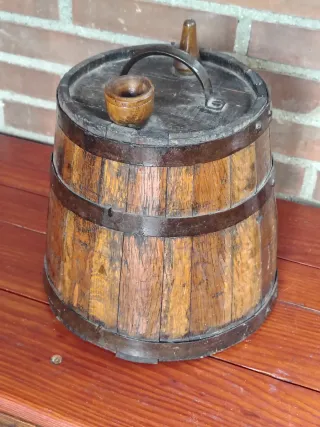 Antiguo botijo de madera