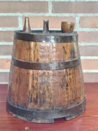 Antiguo botijo de madera