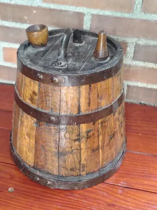 Antiguo botijo de madera