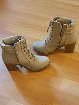 Botines beige con cordones y cremallera