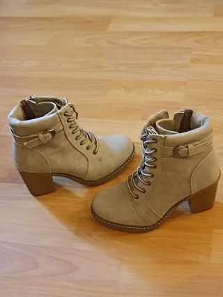 Botines beige con cordones y cremallera