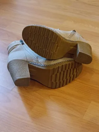 Botines beige con cordones y cremallera