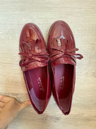 Zapatos rojos charol con flecos