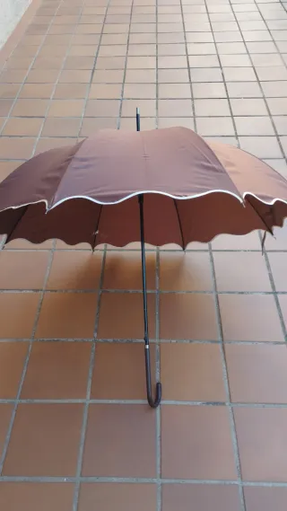 Paraguas grande marrón