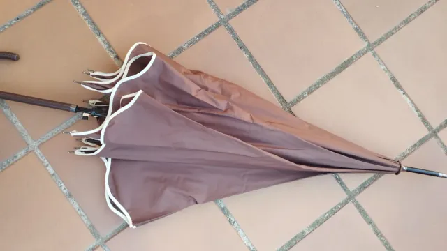 Paraguas grande marrón